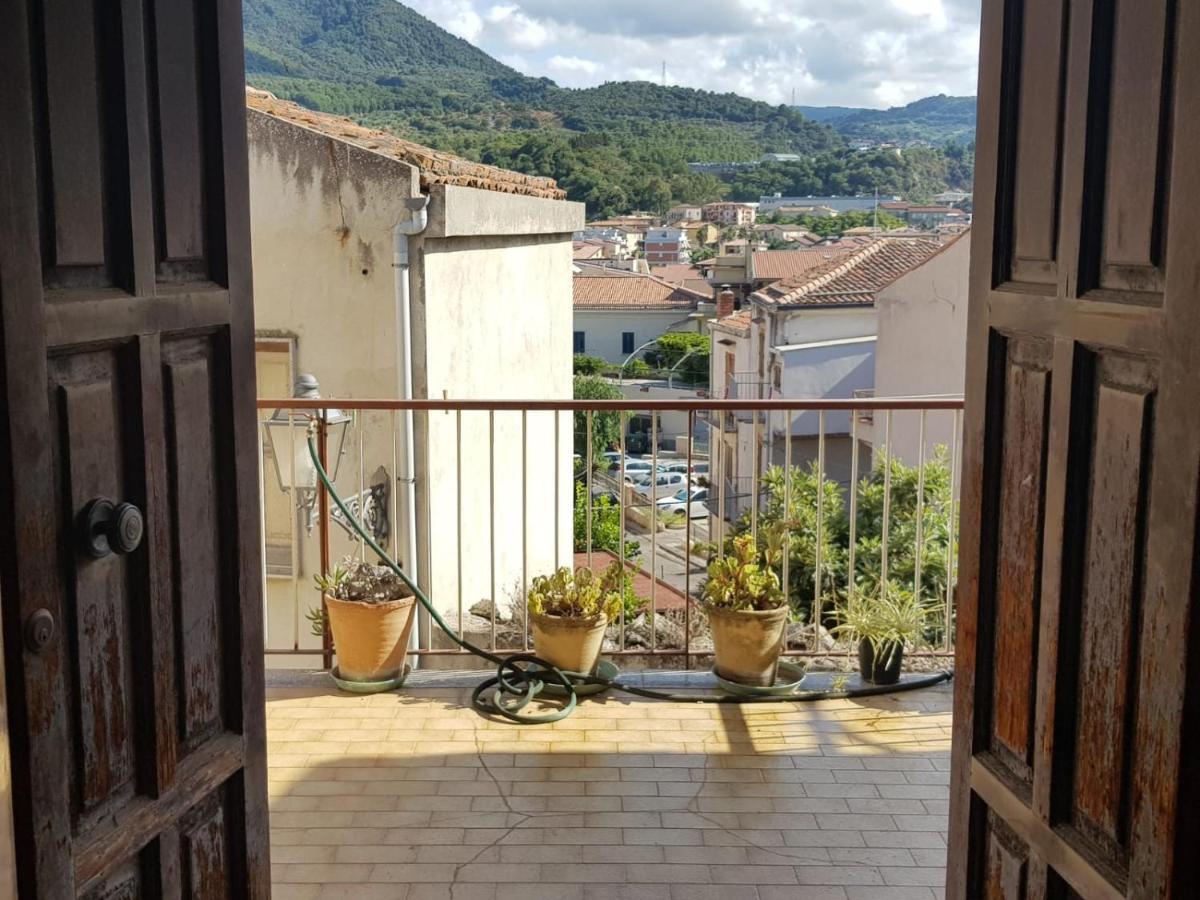 Casa Tranquilla E Luminosa Con Terrazzo A Due Passi Dal Mare Apartment Brolo Exterior photo