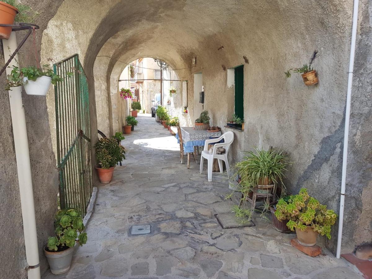 Casa Tranquilla E Luminosa Con Terrazzo A Due Passi Dal Mare Apartment Brolo Exterior photo
