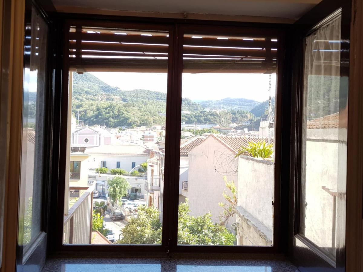 Casa Tranquilla E Luminosa Con Terrazzo A Due Passi Dal Mare Apartment Brolo Exterior photo