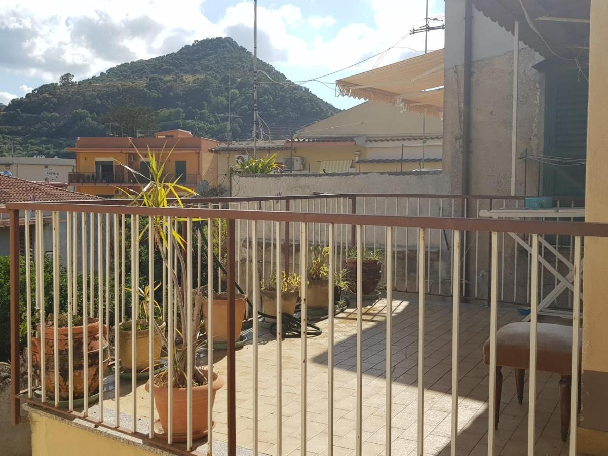 Casa Tranquilla E Luminosa Con Terrazzo A Due Passi Dal Mare Apartment Brolo Exterior photo